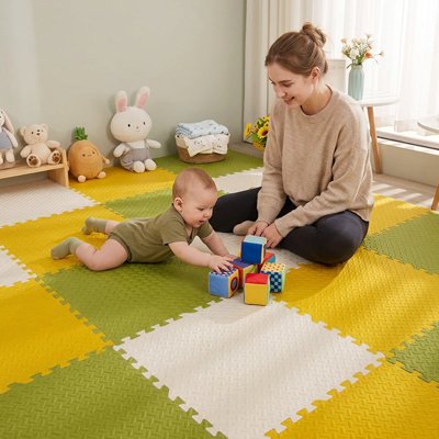 tapis d'éveil bébé montessori maman et bebe sur le ventre qui joue ave son jouet deveil