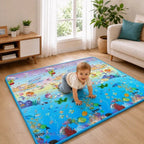 tapis en mousse bebe a quatre pattes sur tapis souriant