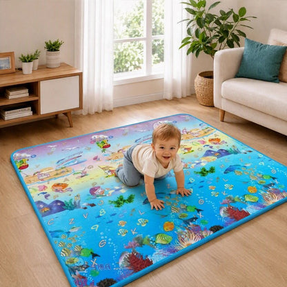 tapis en mousse bebe a quatre pattes sur tapis souriant