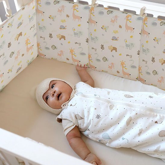 contour de lit pour bebe tour de lit respirant avec bebe souriant