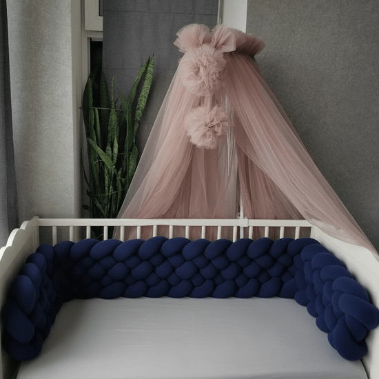 tresse de lit bebe Tresse bleue même taille que blanche dans lit avec voile rose