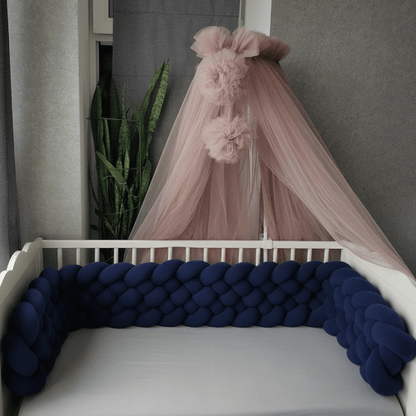 tresse de lit bebe Tresse bleue même taille que blanche dans lit avec voile rose
