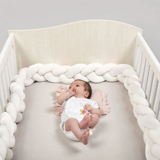 tresse de lit bebe blanche bebe couche sur le dos
