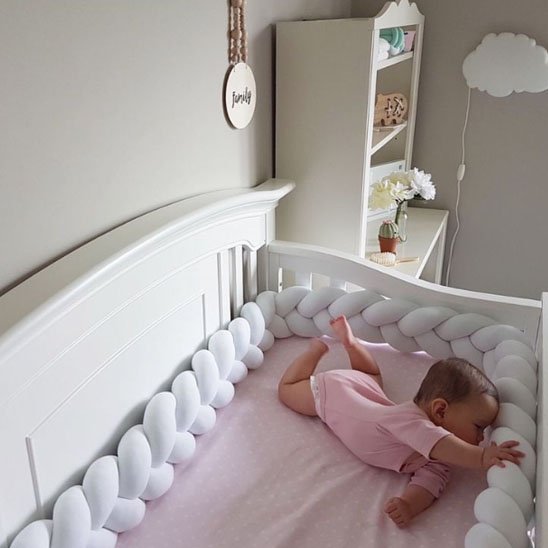 tresse de lit bebe blanche avec bebe qui joue