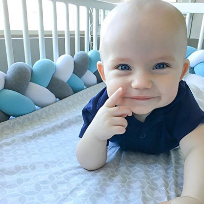 tresse de lit bebe souriant et heureux