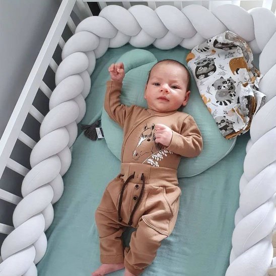 tresse de lit bebe habille en bruin