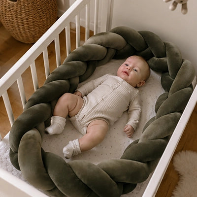 tresse de lit bébé
gris vert avec toutou peluche et mobile bebe 