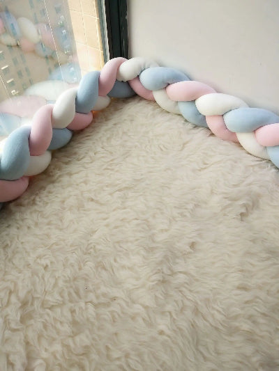 tresse de lit bébé turquoise blanc rose