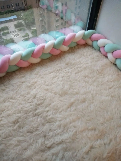 tresse de lit bébé turquoise rose et blanc