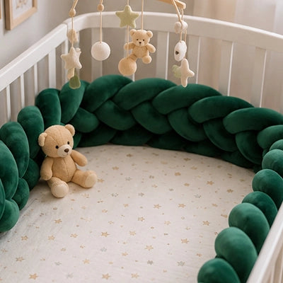tresse de lit bébé
vert avec toutou peluche et mobile bebe 