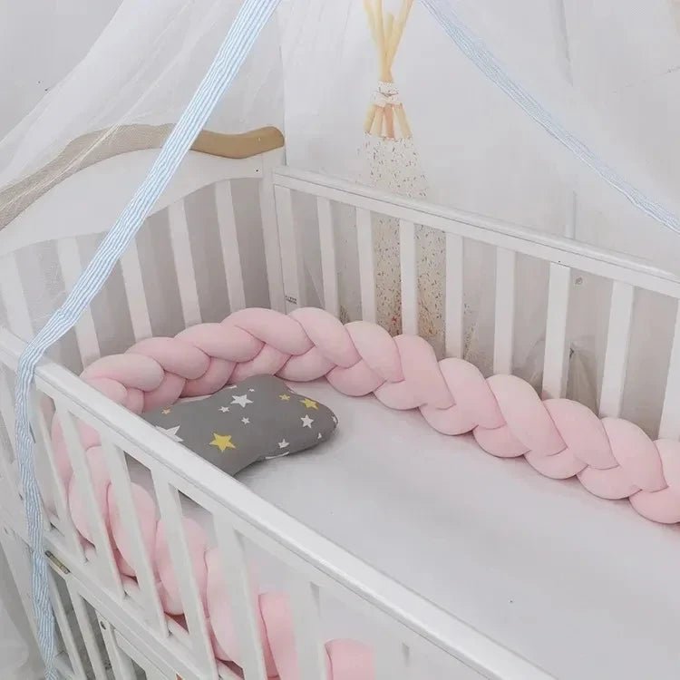 tresse de lit rose et coussin gris