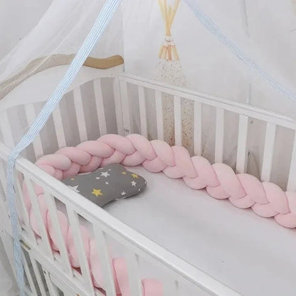 tresse de lit rose et coussin gris