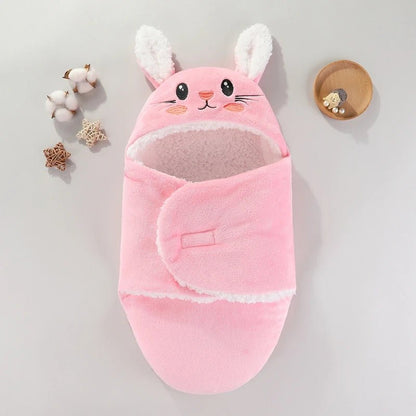 une couverture d'emmaillotage rose lapin