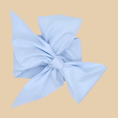 une couverture pour emmaillotage bleu pale