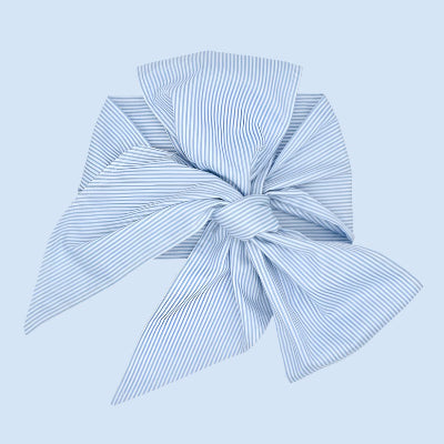une couverture pour emmaillotage bleue légère 