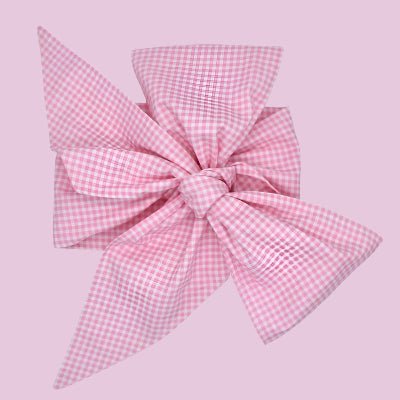 une couverture pour emmaillotage rose carreau
