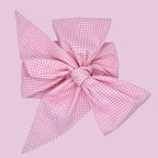une couverture pour emmaillotage rose carreau