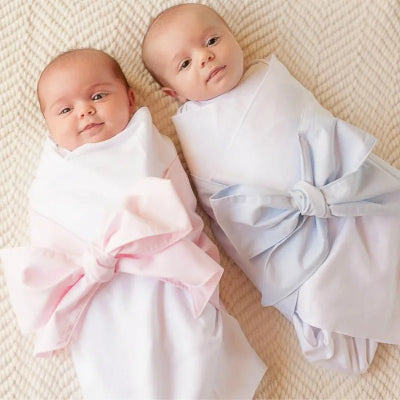 une couvertures emmaillotage bébés