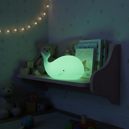 Veilleuse baleine verte sur étagère