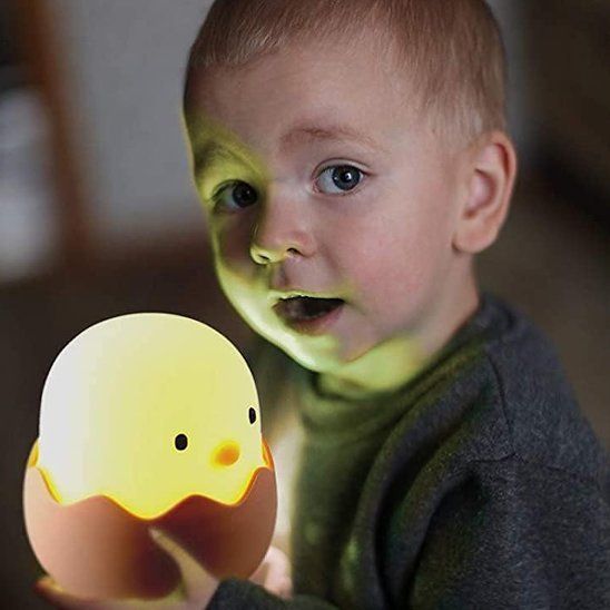 Veilleuse bébé émerveiller intrigué 