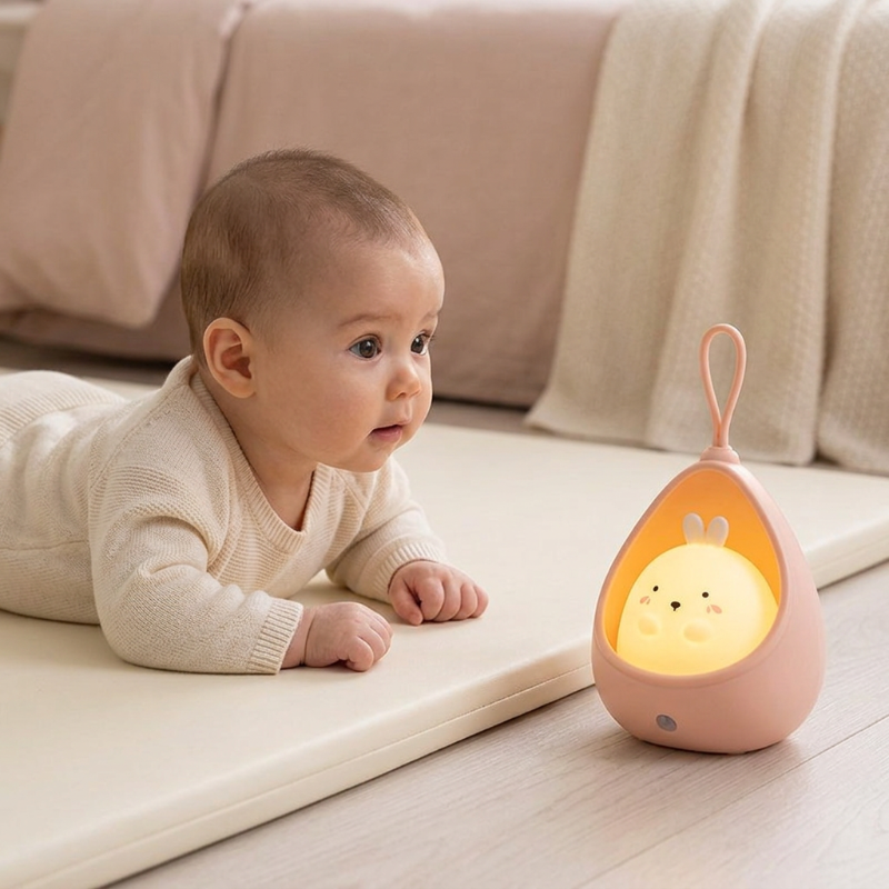 veilleuse bébé usb  Bébé sur le ventre regardant la veilleuse rose