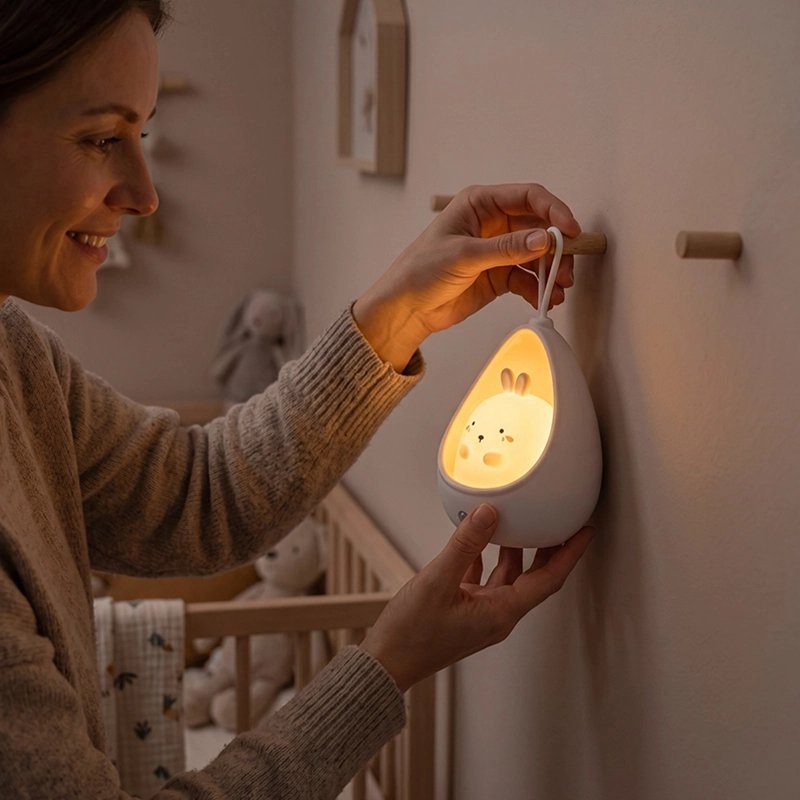 veilleuse bébé usb maman sourire qui tiens la veilleuse accrochable