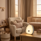 veilleuse bruit blanc bébé et Coin fauteuil douillet rose poudré avec coussins, toutous et veilleuse