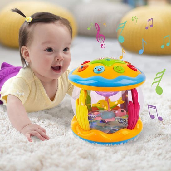 veilleuse musicale et projecteur jaune et petite fille 