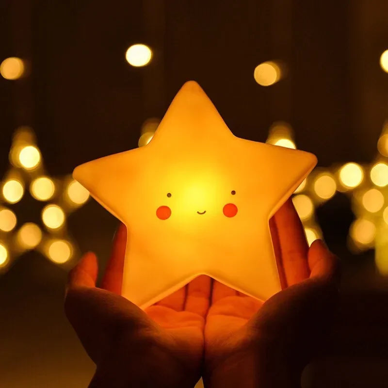 veilleuse pour bebe jaune dans les deux mains