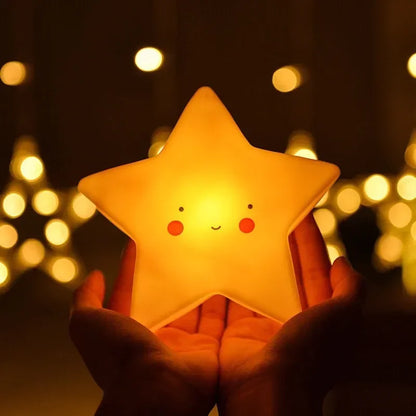 veilleuse pour bebe jaune dans les deux mains