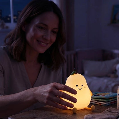 veilleuse rechargeable usb maman qui sourit en tenant la veilleuse de sa main 