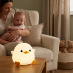 veilleuse sans fil rechargeable Bébé dans les bras de maman près de la veilleuse canard