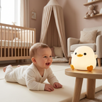 veilleuse sans fil rechargeable Bébé sur le ventre admirant la veilleuse canard dans une chambre rose poudré