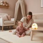 veilleuse sans fil rechargeable Maman assise avec bébé sur le tapis près de la veilleuse canard