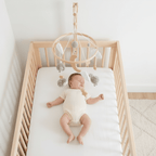 mobile en bois bebe avec une Vue dessus bébé endormi mobile