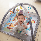 tapis d eveil
Vue dessus bébé gris étoiles