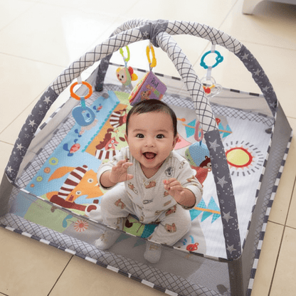 tapis d eveil
Vue dessus bébé gris étoiles