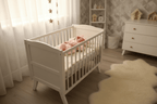 Vue large chambre scandinave bébé berceau lumière soir