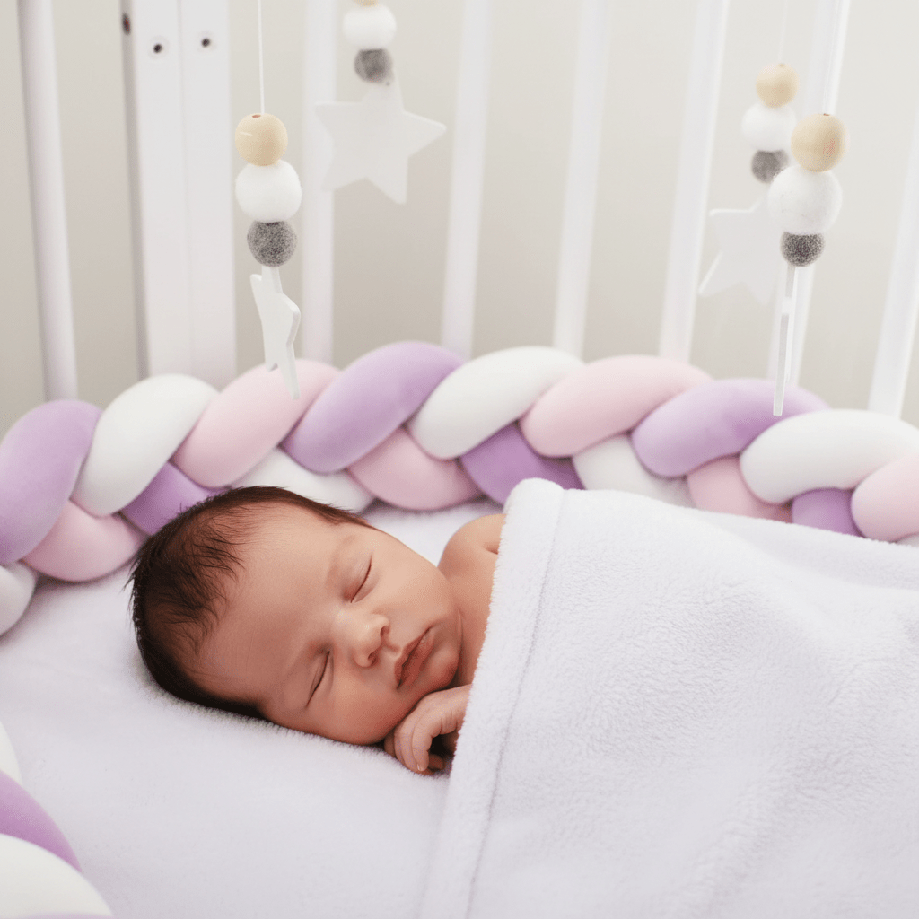tresse de lit rose bebe sur le cote Zoom bébé endormi lit rond tresse lavande