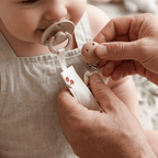 sucette clip Zoom clip cerises sur body bébé